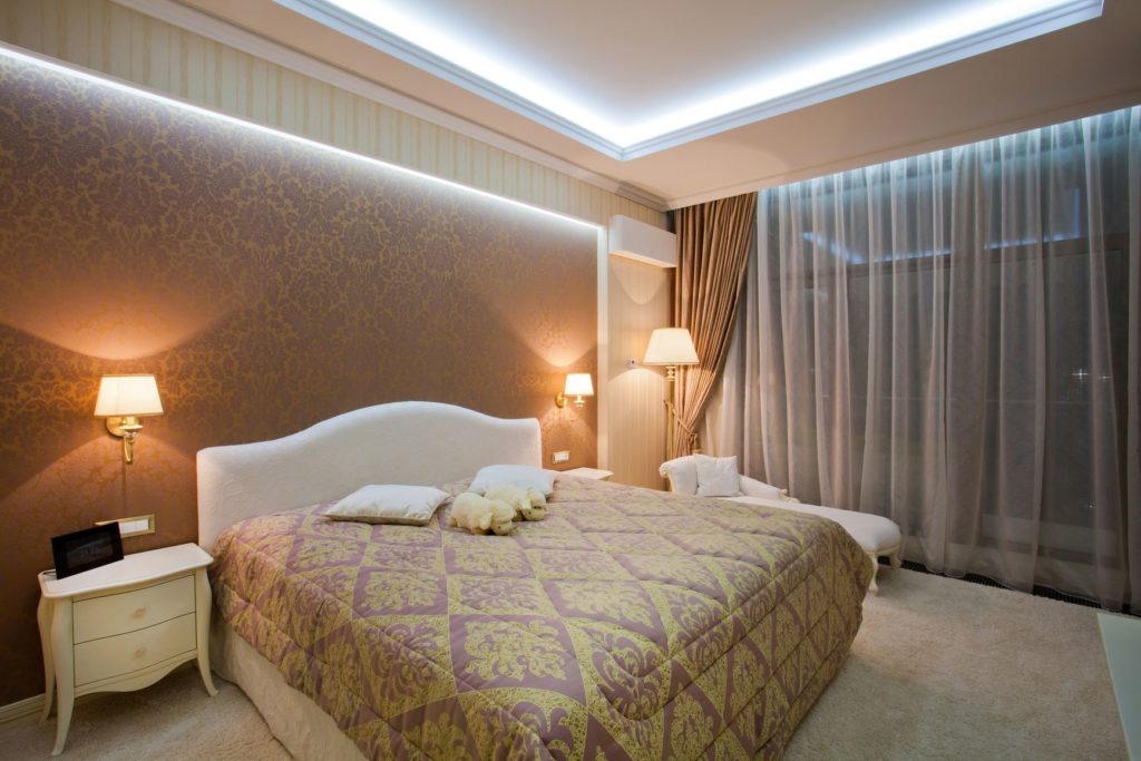 натяжной потолок со светодиодной подсветкой в спальне