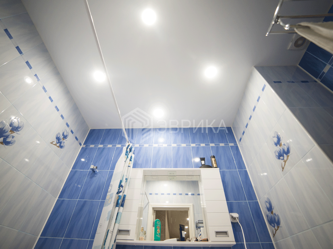 сатиновый натяжной потолок в ванну