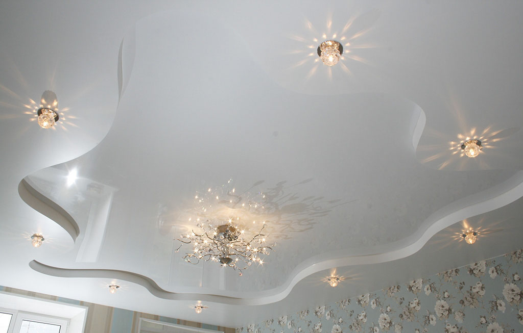 Белый двухуровневый потолок в зал