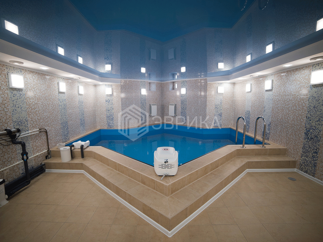 цветной натяжной потолок в ванну